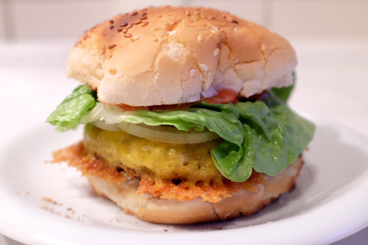 97/365: Veggie-Cheeseburger. Patty auf Gr&uuml;nkernschrot-Basis. Hmm&hellip; lecker!