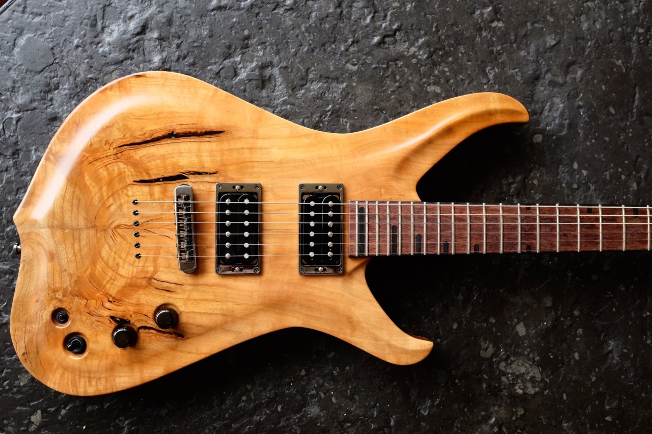 179/365: A Devil&rsquo;s Choice Tomegat.
My friend Bernd has been borrowing me one of his beautiful hand-made guitars for a while now. Today I cleaned it, put some new strings on and &ndash; while I was at it &ndash; took some photos.
I love this guitar! It&rsquo;s so well...