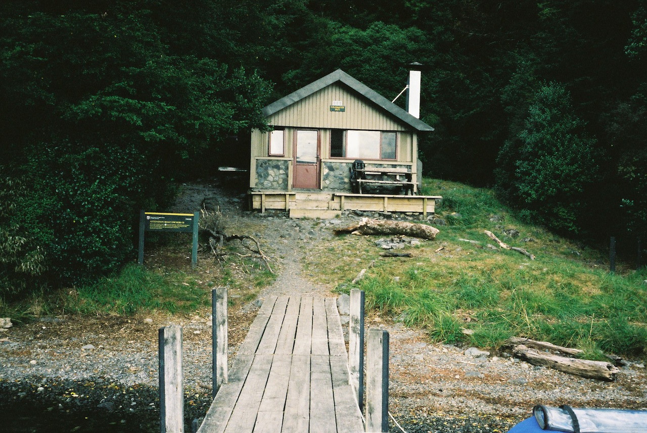 A few impressions from our 3-day walk in the Nelson Lakes National Park.
On the first day, we only started at 5pm. But that wasn&rsquo;t a problem, since we had to walk for only 2 hours before reaching the first hut: Coldwater Hut. That first day was easy...