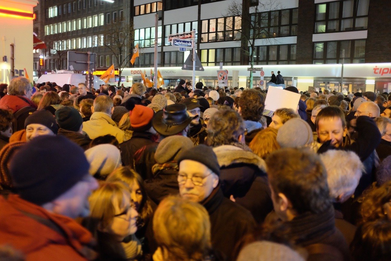 Ein paar mehr Bilder von der #noduegida-Demo letzten Montag. Wir gehen heute Abend wieder hin.
