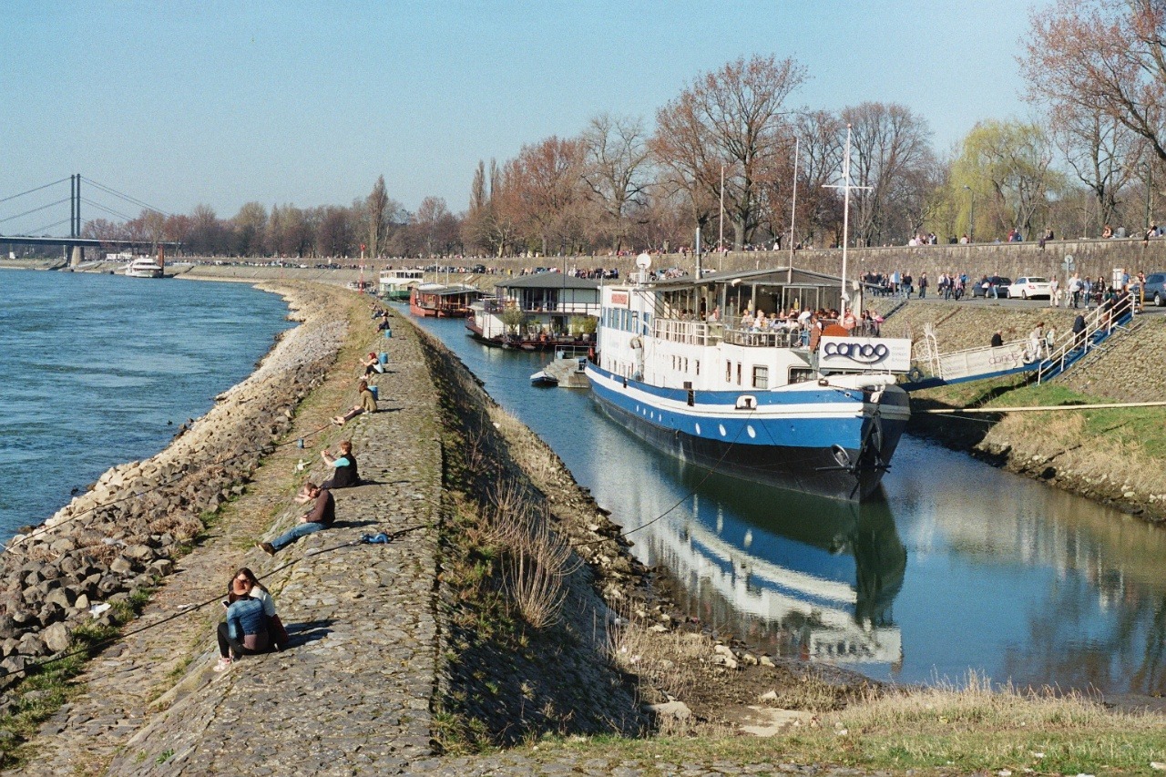 On a sunny Sunday afternoon in D&uuml;sseldorf. We enjoyed the warm weather and I took some photos with my Nikon FE.