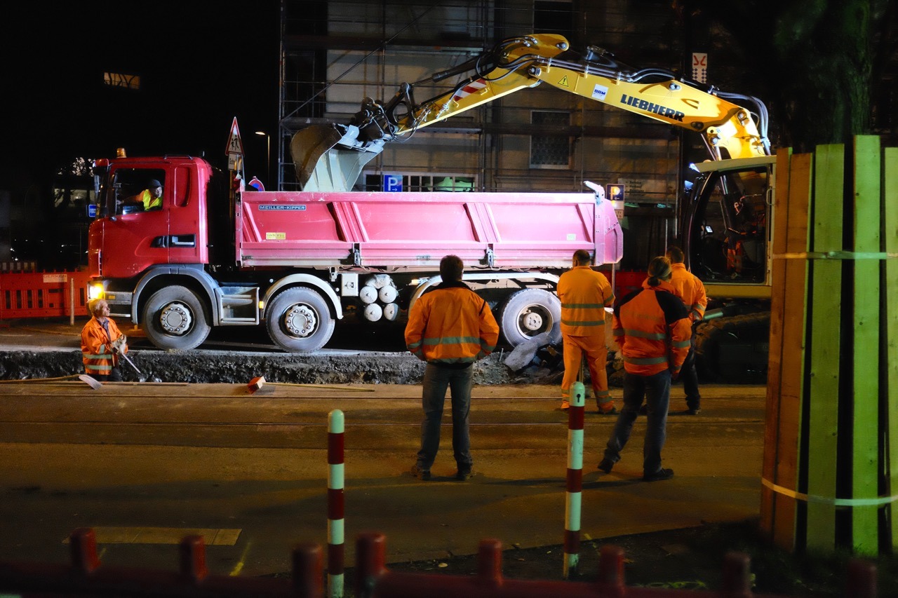 269/365: Tram-rail renewal on Collenbachstraße.
Took this after returning from Wuppertal last night. It’s a new day after midnight, after all.
This is the second weekend in a row these guys are working 24/7 from Friday to Sunday to get all the work...