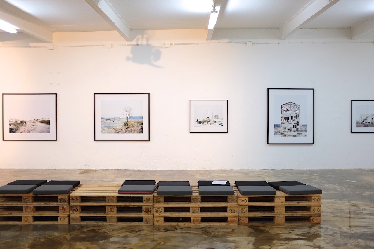 31/365. Spent the day with Andre and Nicole, walking through D&uuml;sseldorf, taking photos and visiting a few galleries that are part of the D&uuml;sseldorf Photo Weekend 2015. Pictured is the &ldquo;T&ocirc;hoku&rdquo; exhibition by photographer Hans-Christian Schink. Other...