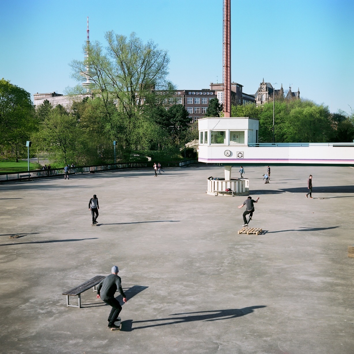 A few frames of a roll of Portra 160 I shot with the Rolleiflex in Hamburg in April.