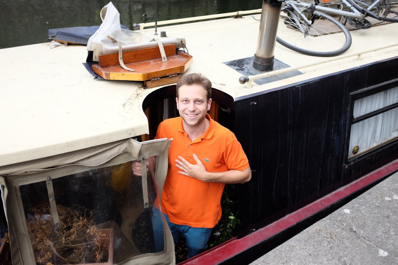 196/365: We&rsquo;re with this nice gentleman. His name is Rob, a friend of ours we got to know through my brother. He lives on a boat, and he&rsquo;s kind enough to host us for two nights here in London.
And the boat is great. Not unlike living in a camper van....