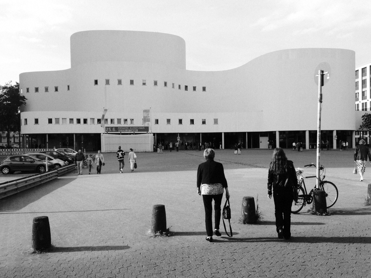 166/365: Ein Besuch im Schauspielhaus.
Heute waren Nicole und ich mit meiner Mutter im Schauspielhaus und haben uns Henrik Ibsens &ldquo;Baumeister Solness&rdquo;-Auff&uuml;hrung angesehen.
Das zweist&uuml;ndige St&uuml;ck war &auml;u&szlig;erst kurzweilig und sehr unterhaltsam....