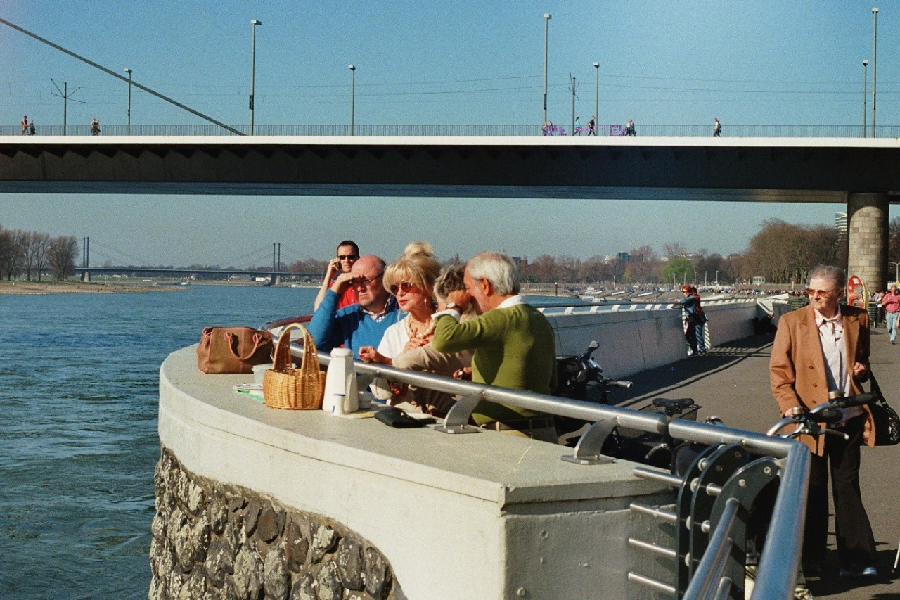On a sunny Sunday afternoon in D&uuml;sseldorf. We enjoyed the warm weather and I took some photos with my Nikon FE.