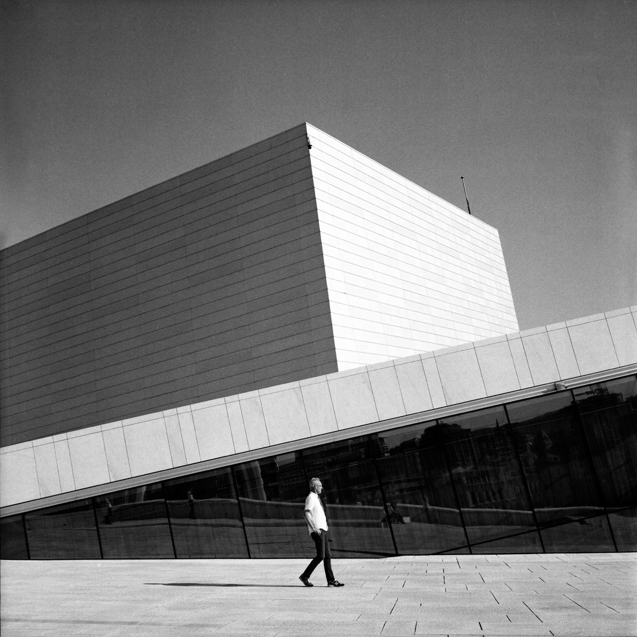 danielandnicole:
&ldquo; An Oslos Opernhaus hatte ich Spa&szlig; und habe mit der Rolleiflex fast eine ganze Rolle Schwarz-Wei&szlig;-Film belichtet.
&rdquo;
Had some fun at Oslo&rsquo;s opera house with the Rolleiflex and a black and white film.