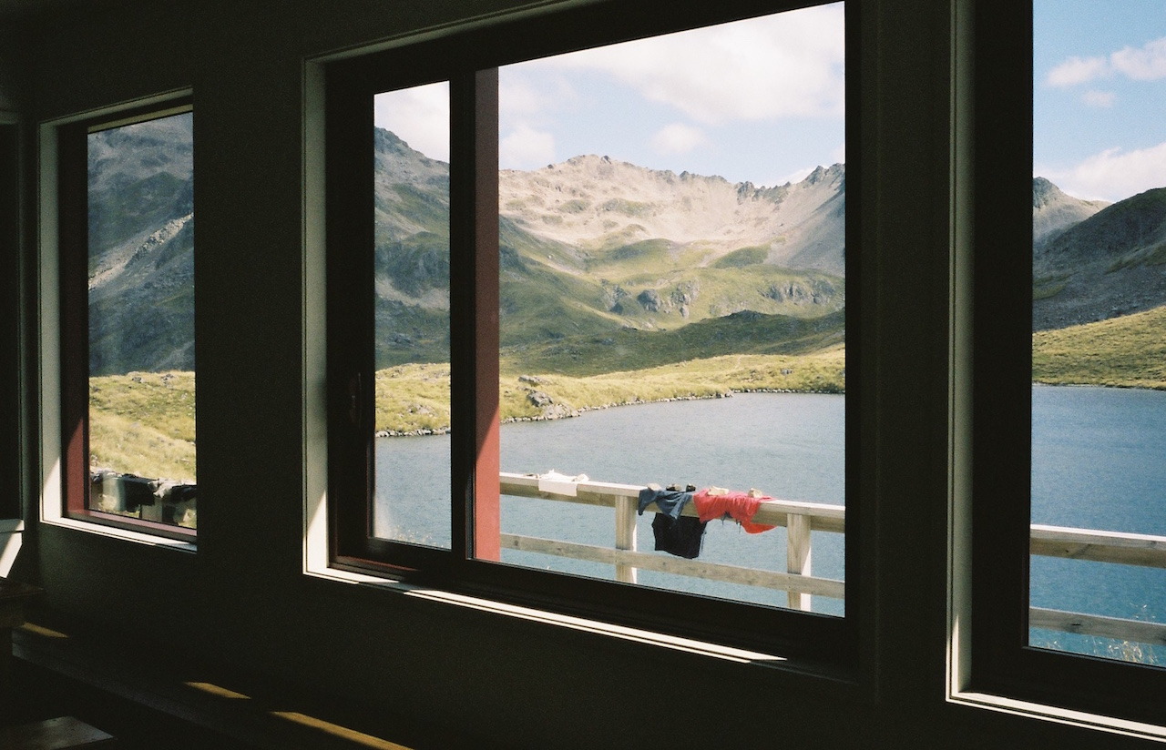 A few impressions from our 3-day walk in the Nelson Lakes National Park.
On the first day, we only started at 5pm. But that wasn&rsquo;t a problem, since we had to walk for only 2 hours before reaching the first hut: Coldwater Hut. That first day was easy...