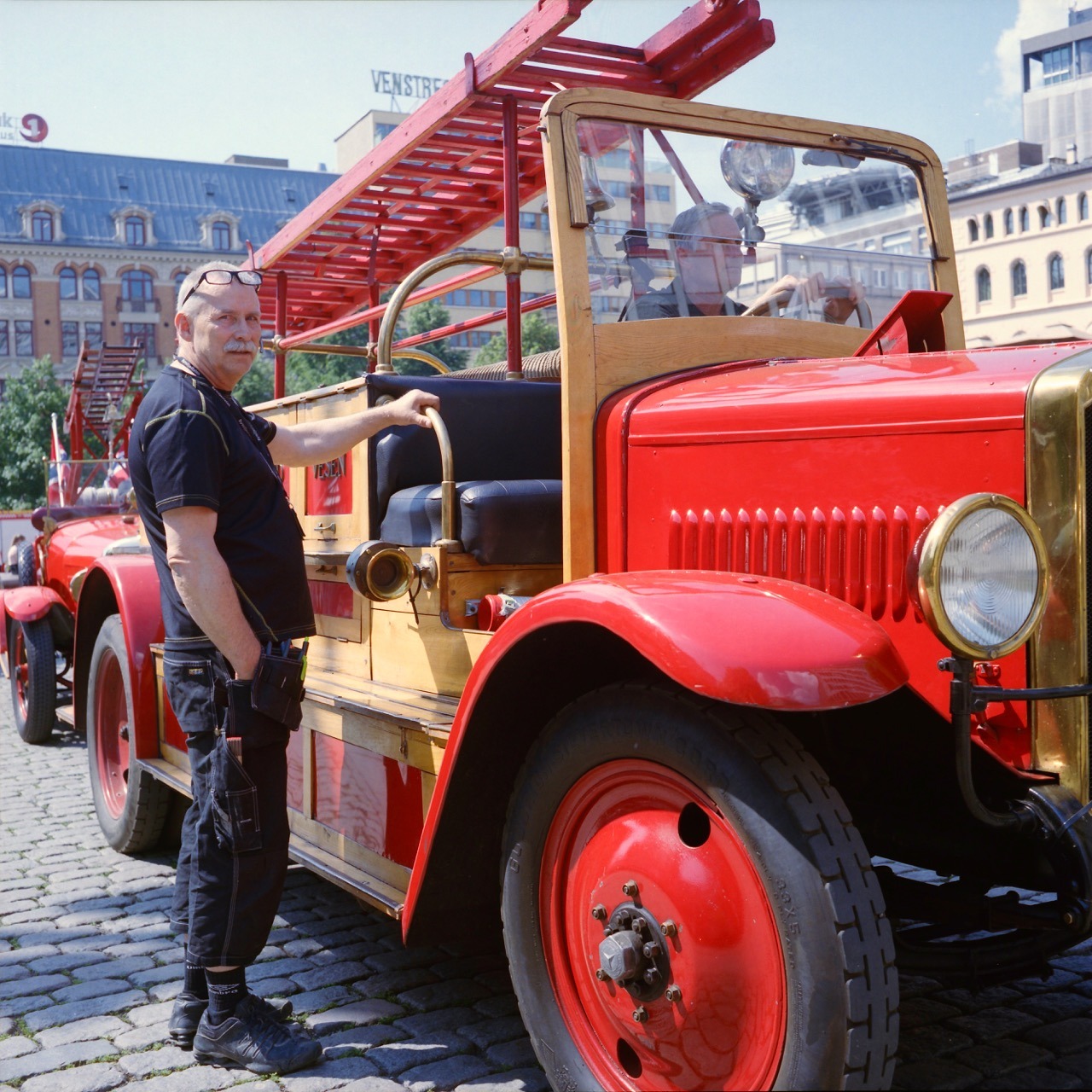 Nicole spotted this vintage fire brigade car meet up. A good opportunity to snap a few shots of decades old cars with a decades old camera. Oslo, June 2016.