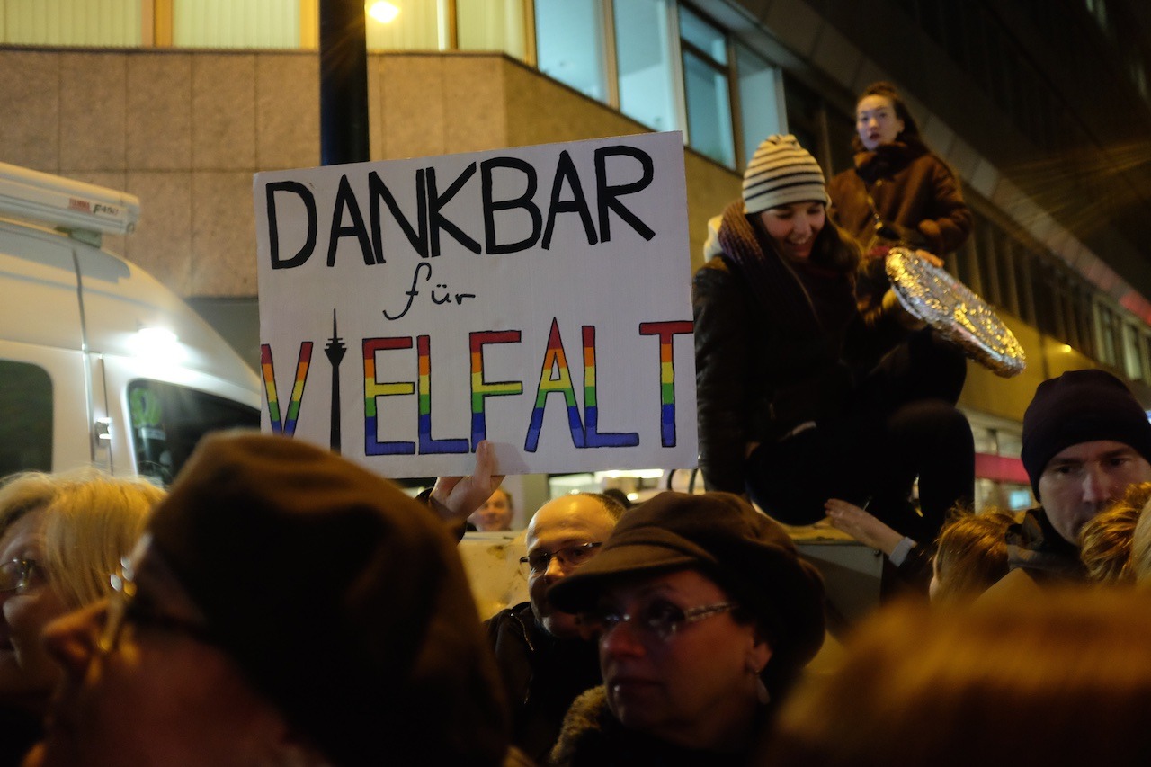 12/365
&ldquo;Dankbar f&uuml;r Vielfalt&rdquo;. Auf der #noduegida Demo.