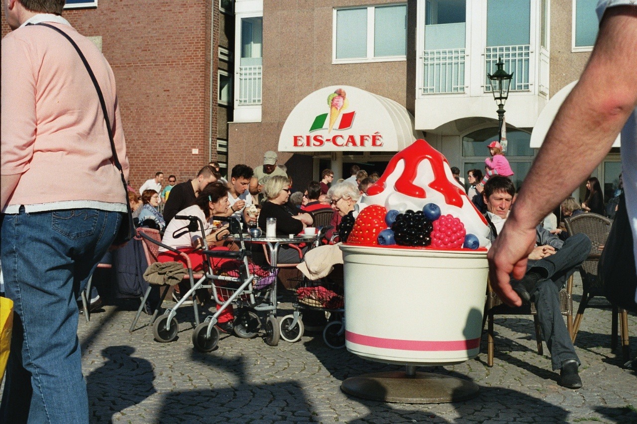 On a sunny Sunday afternoon in D&uuml;sseldorf. We enjoyed the warm weather and I took some photos with my Nikon FE.