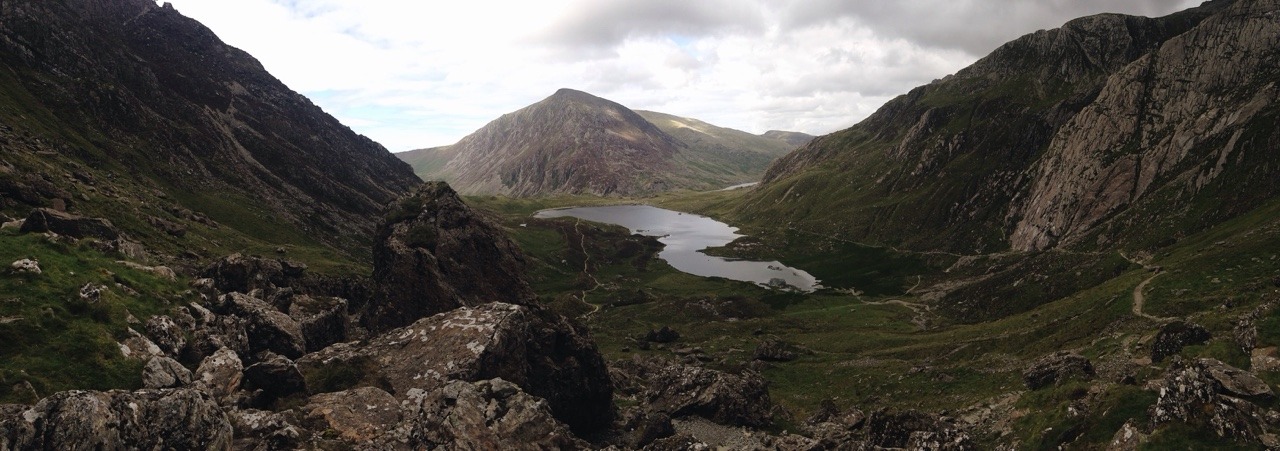227/365: We&rsquo;ve set up our little camp in the Snowdonia National Park in Wales. And it&rsquo;s absolutely stunning here. Beautiful landscapes and the weather has been pretty nice so far, too.
This is a panorama from our hike last Saturday.