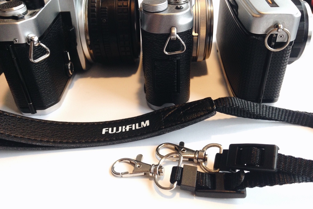 120/365: I put the clips of old conference-passes to good use today. I combined them with one of the camera-straps I had lying around and finally created a camera-carrying-system that easily attaches to every camera.