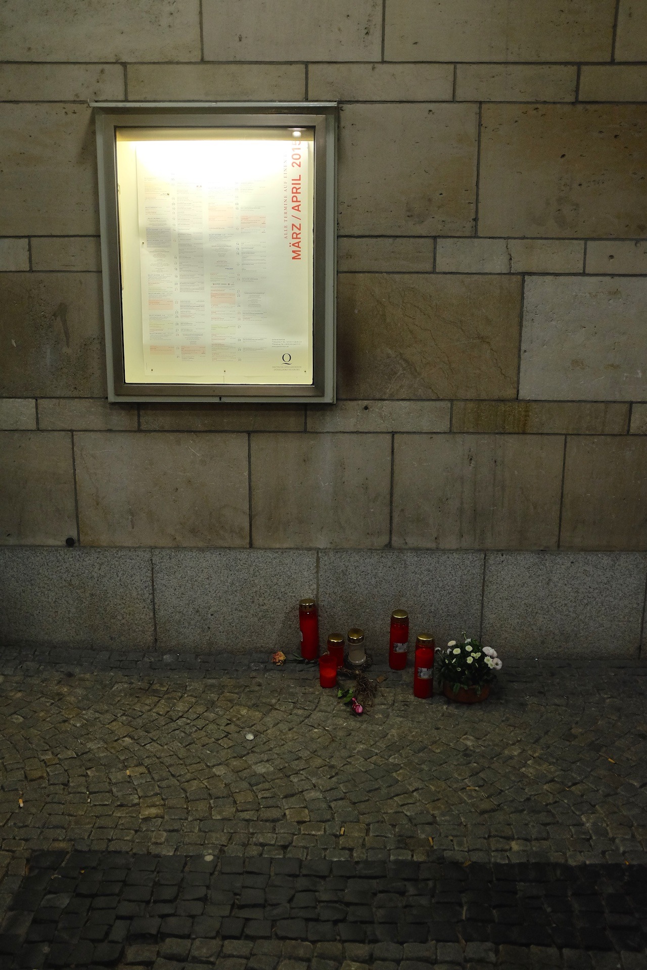 91/365: Trauer am Opernhaus D&uuml;sseldorf um die beim Absturz der Germanwings-Maschine get&ouml;teten Operns&auml;nger.