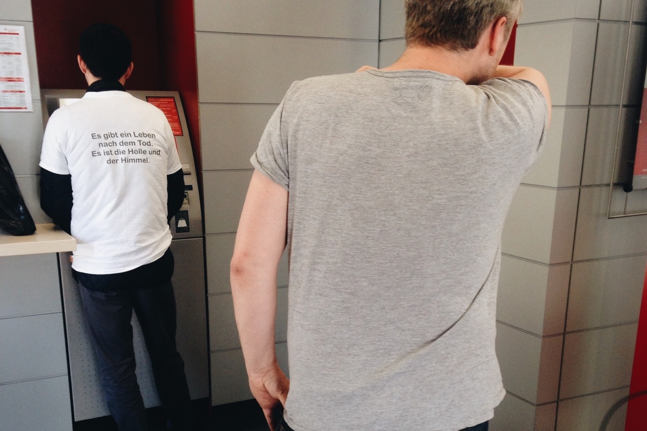 161/365: &ldquo;Es gibt ein Leben nach dem Tod. Es ist die H&ouml;lle und der Himmel.&rdquo;
So lange wie der Kerl an dem einzig funktionierenden Geldautomaten verbracht hat, kommt der garantiert in die H&ouml;lle.