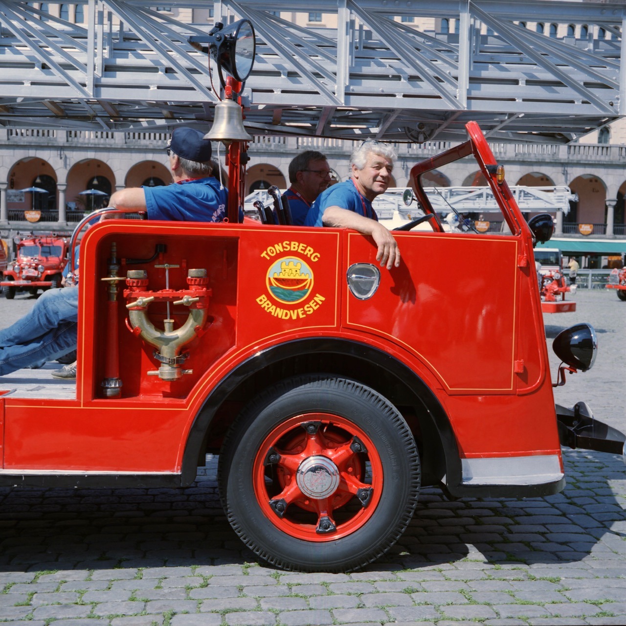 Nicole spotted this vintage fire brigade car meet up. A good opportunity to snap a few shots of decades old cars with a decades old camera. Oslo, June 2016.