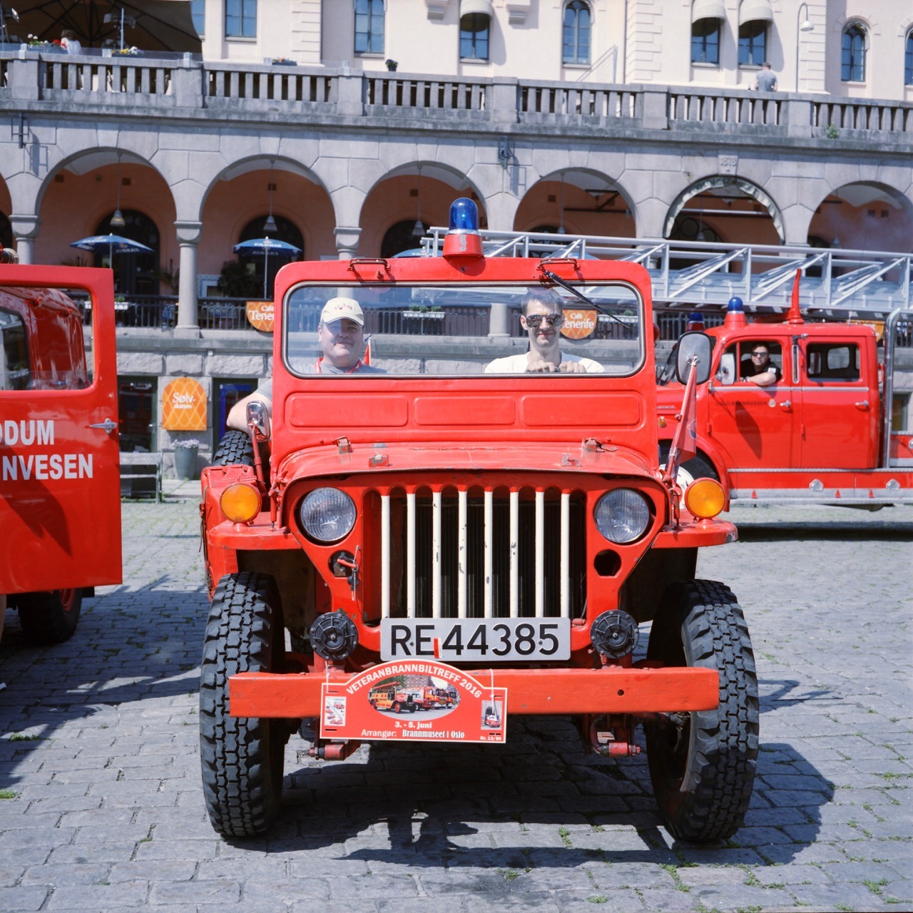 Nicole spotted this vintage fire brigade car meet up. A good opportunity to snap a few shots of decades old cars with a decades old camera. Oslo, June 2016.