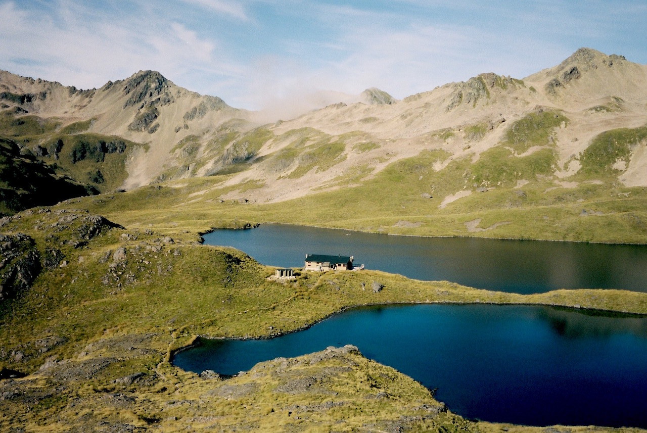 A few impressions from our 3-day walk in the Nelson Lakes National Park.
On the first day, we only started at 5pm. But that wasn&rsquo;t a problem, since we had to walk for only 2 hours before reaching the first hut: Coldwater Hut. That first day was easy...