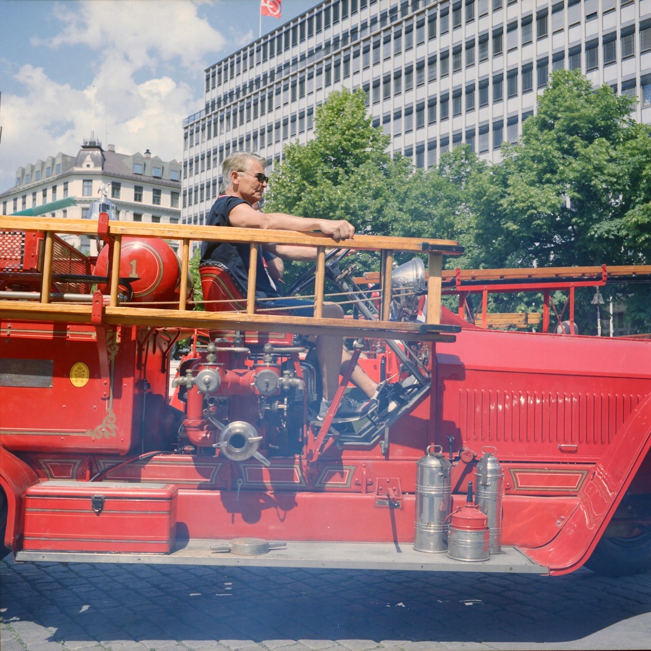 Nicole spotted this vintage fire brigade car meet up. A good opportunity to snap a few shots of decades old cars with a decades old camera. Oslo, June 2016.