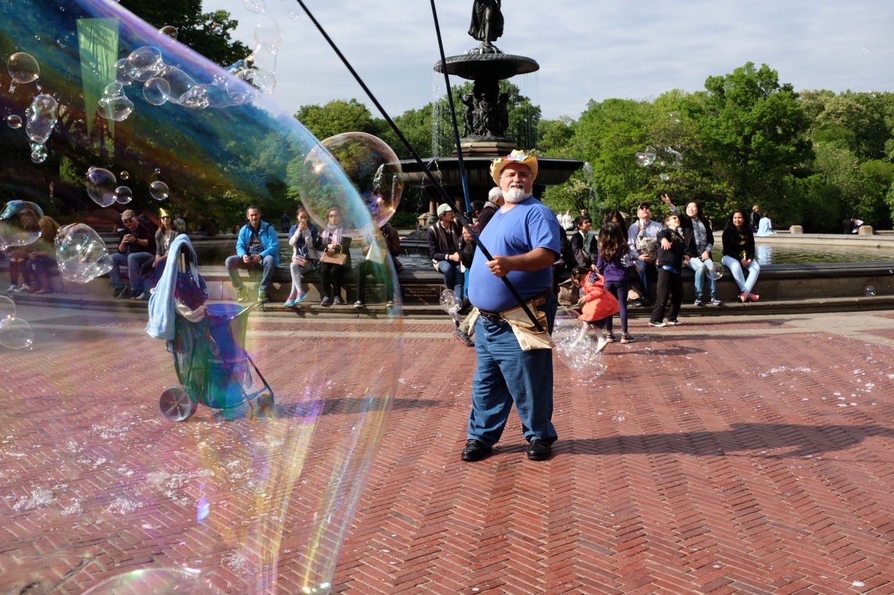 141/365: The bubble-master of Central Park.
After a stroll through the posh Upper Eastside neighborhood, we’ve finally been to this Central Park everyone is talking about. The weather was ok and we walked through a few parts of this huge park. We’ve...
