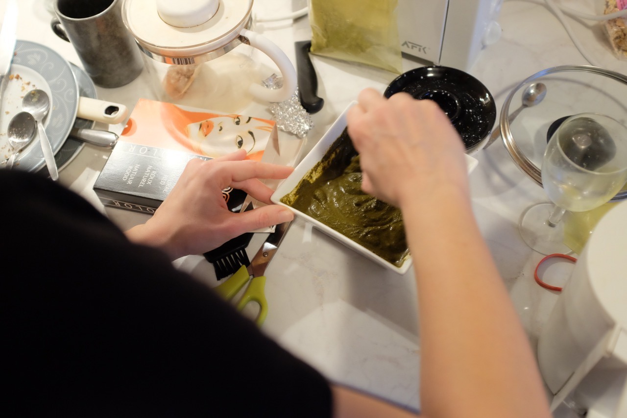 354/365: Making Henna-Mix.