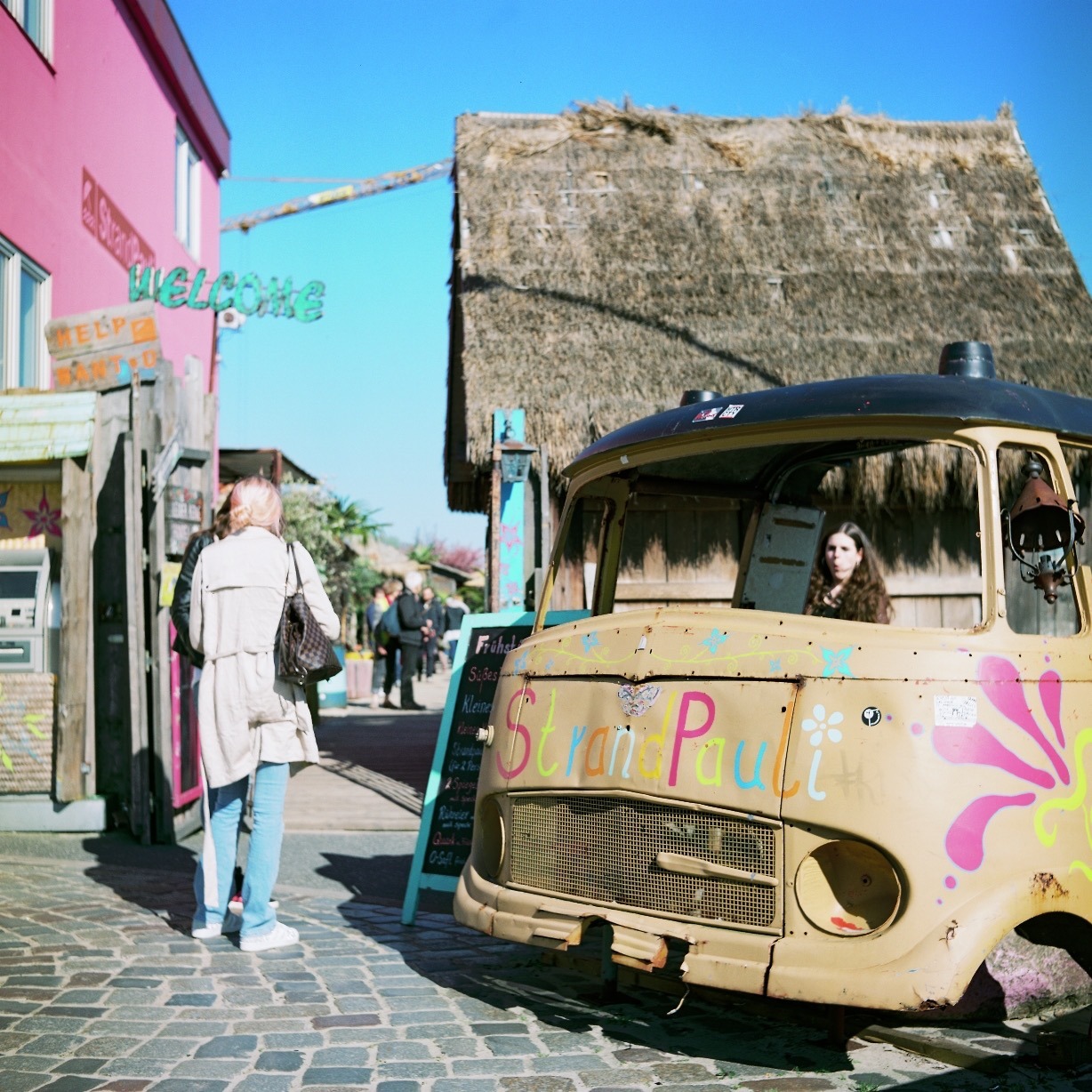 A few frames of a roll of Portra 160 I shot with the Rolleiflex in Hamburg in April.