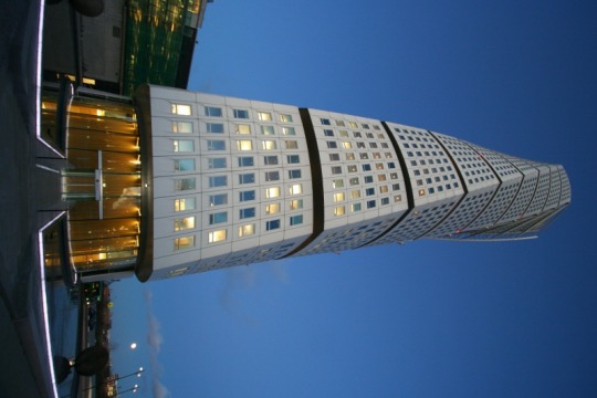 Turning Torso (Malm&ouml;, Sweden) : Travellerspoint Travel Photography (Architect: Santiago Calatrava)
&ldquo; The tower&rsquo;s design is based on a sculpture by Calatrava called Twisting Torso.[1] It uses nine segments of five-story pentagons that twist as it...